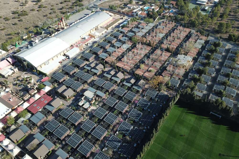 Foto aérea del resort Magic Robin Hood donde se observan los paneles solares instalados