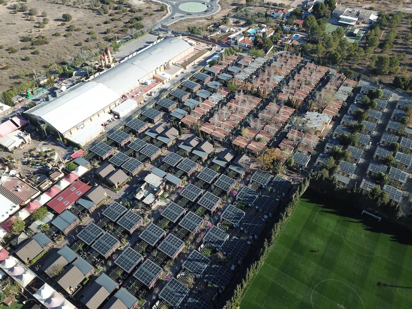 Foto aérea del resort Magic Robin Hood donde se observan los paneles solares instalados