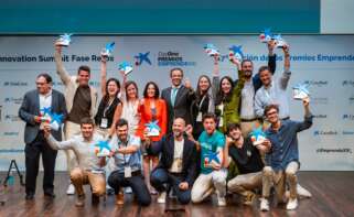 Los ganadores de la 17ª edición de los Premios EmprendeXXI con el director de Negocio de Caixabank, Jaume Masana, y la secretaria de Estado de Industria, Rebeca Torró. Foto: Caixabank