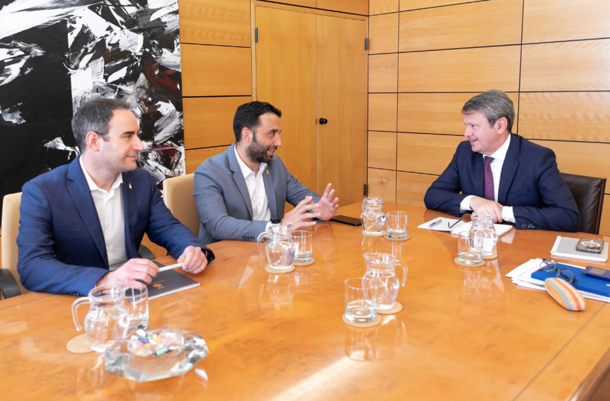 Reunión del secretario José Antonio Santano con el alcalde de Sagunto, Darío Moreno