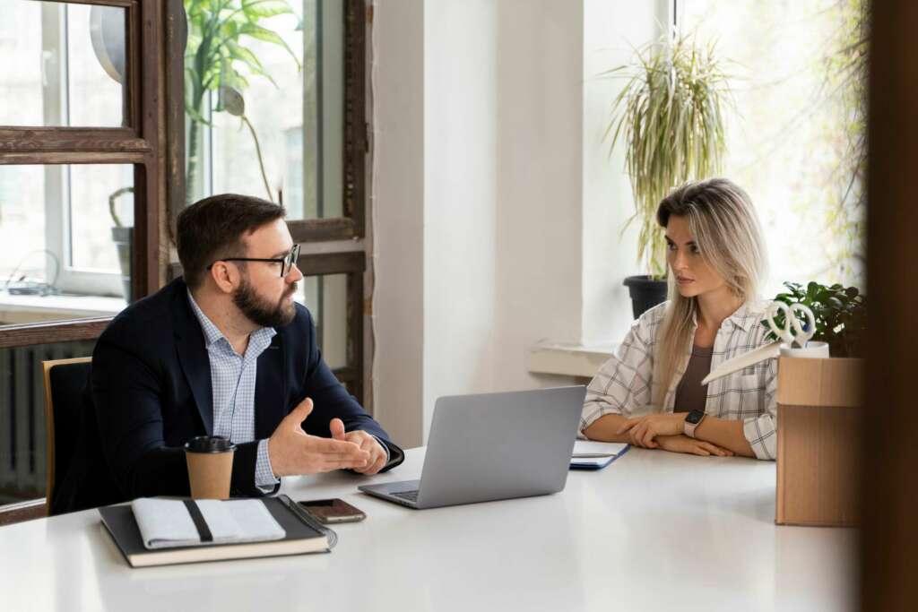 Dos personas en una entrevista de trabajo. Foto: Freepik.