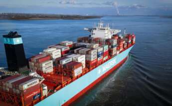 Un barco de mercancías de Maersk. Foto: EFE/ Olivier Hoslet