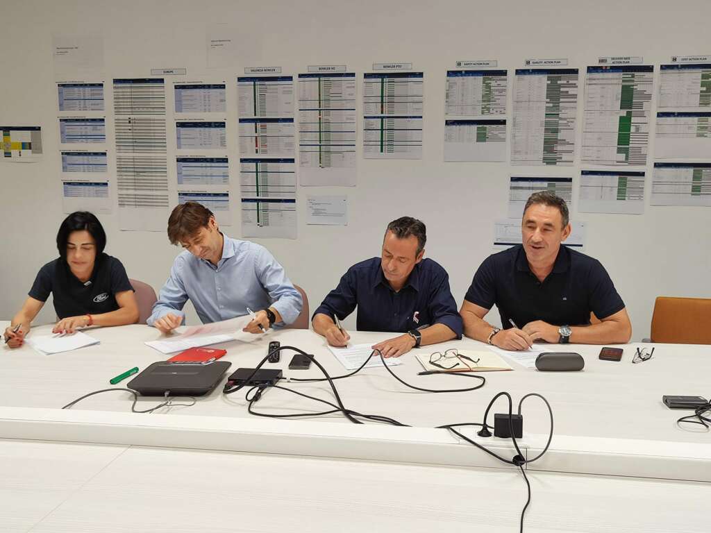 Imagen de archivo de la firma del acuerdo en la factoría de Ford en Almussafes. Foto: UGT