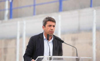 El president de la Generalitat, Carlos Mazón, interviene durante la inauguración de la autopista ferroviaria Valencia-Madrid, en el Puerto de Valencia, a 22 de julio de 2024, en Valencia, Comunidad Valenciana (España). La autopista conecta el puerto valenciano con la terminal de Abroñigal (Madrid) y permitirá a los camiones viajar de Italia a Madrid haciendo transbordo en el recinto portuario valenciano ahorrando así emisiones de CO2 a la atmósfera, en tanto que los camiones circularán por tren en vez de por carretera. La autopista es un proyecto compartido entre TransItalia y Tramesa con colaboración público-privada, en este caso del Ministerio de Transporte y sus organismos dependientes Puerto de Valencia y Adif (Administrador de Infraestructuras Ferroviarias). 22 JULIO 2024;VALENCIA;AUTOPISTA FERROVIARIA VALENCIA MADRID;FUNCIONAMIENTO Jorge Gil / Europa Press 22/7/2024