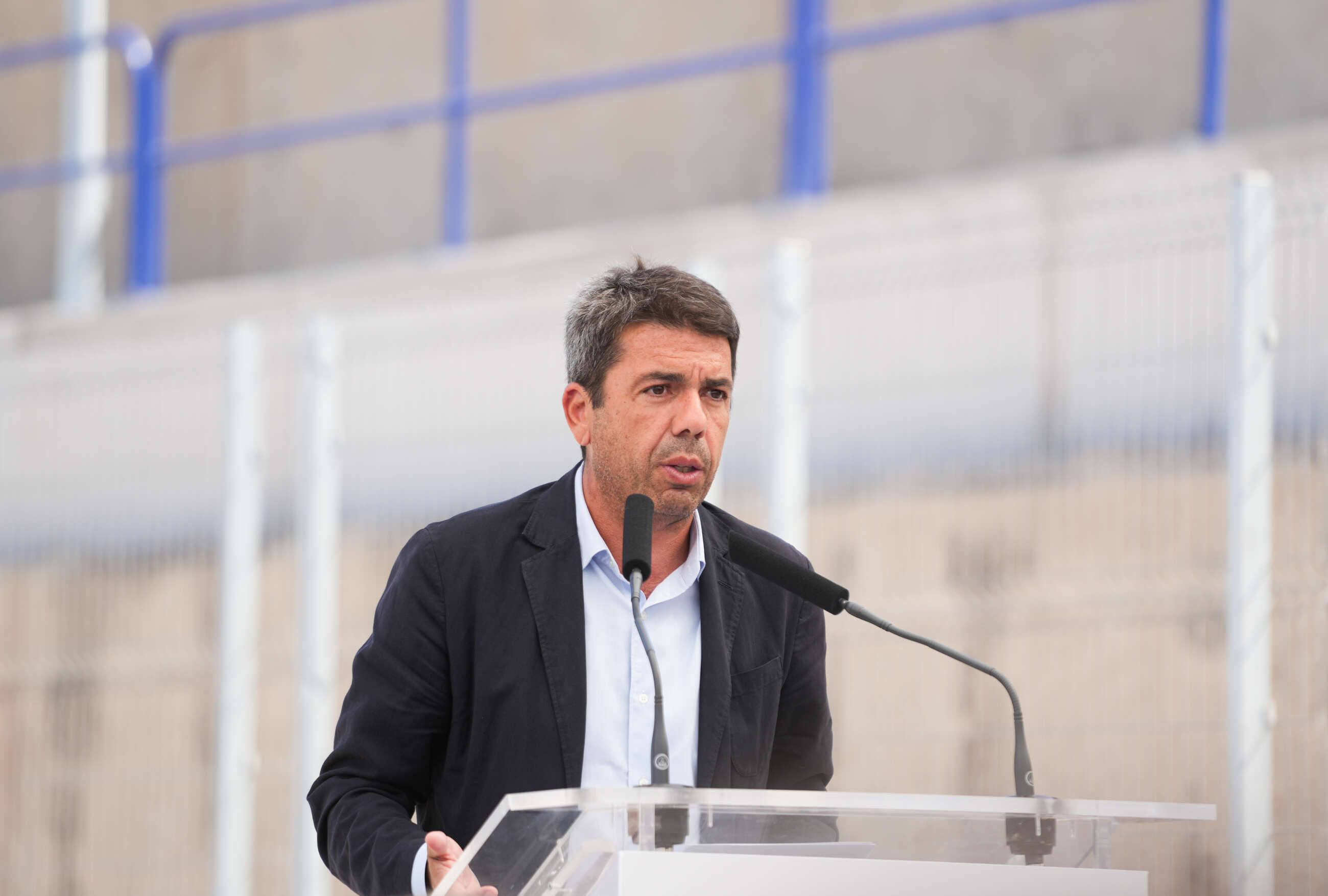 El president de la Generalitat, Carlos Mazón, interviene durante la inauguración de la autopista ferroviaria Valencia-Madrid, en el Puerto de Valencia, a 22 de julio de 2024, en Valencia, Comunidad Valenciana (España). La autopista conecta el puerto valenciano con la terminal de Abroñigal (Madrid) y permitirá a los camiones viajar de Italia a Madrid haciendo transbordo en el recinto portuario valenciano ahorrando así emisiones de CO2 a la atmósfera, en tanto que los camiones circularán por tren en vez de por carretera. La autopista es un proyecto compartido entre TransItalia y Tramesa con colaboración público-privada, en este caso del Ministerio de Transporte y sus organismos dependientes Puerto de Valencia y Adif (Administrador de Infraestructuras Ferroviarias). 22 JULIO 2024;VALENCIA;AUTOPISTA FERROVIARIA VALENCIA MADRID;FUNCIONAMIENTO Jorge Gil / Europa Press 22/7/2024