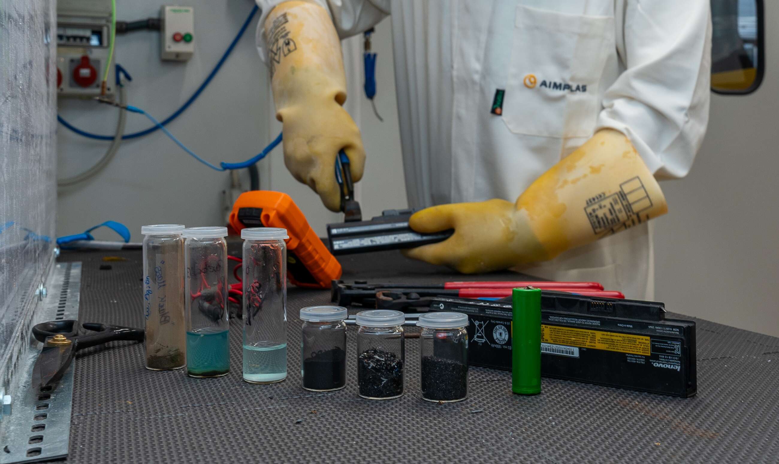 Un técnico haciendo pruebas a bateries de litio para su reciclaje