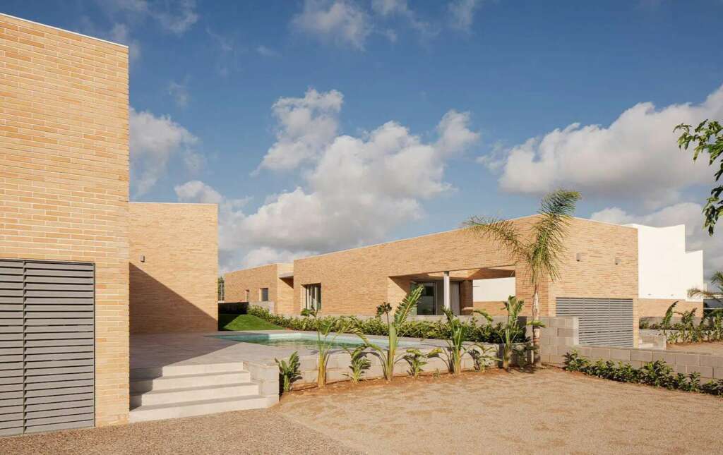 exterior de las viviendas de Amparo Roig bajo la firma ERRE Arquitectura