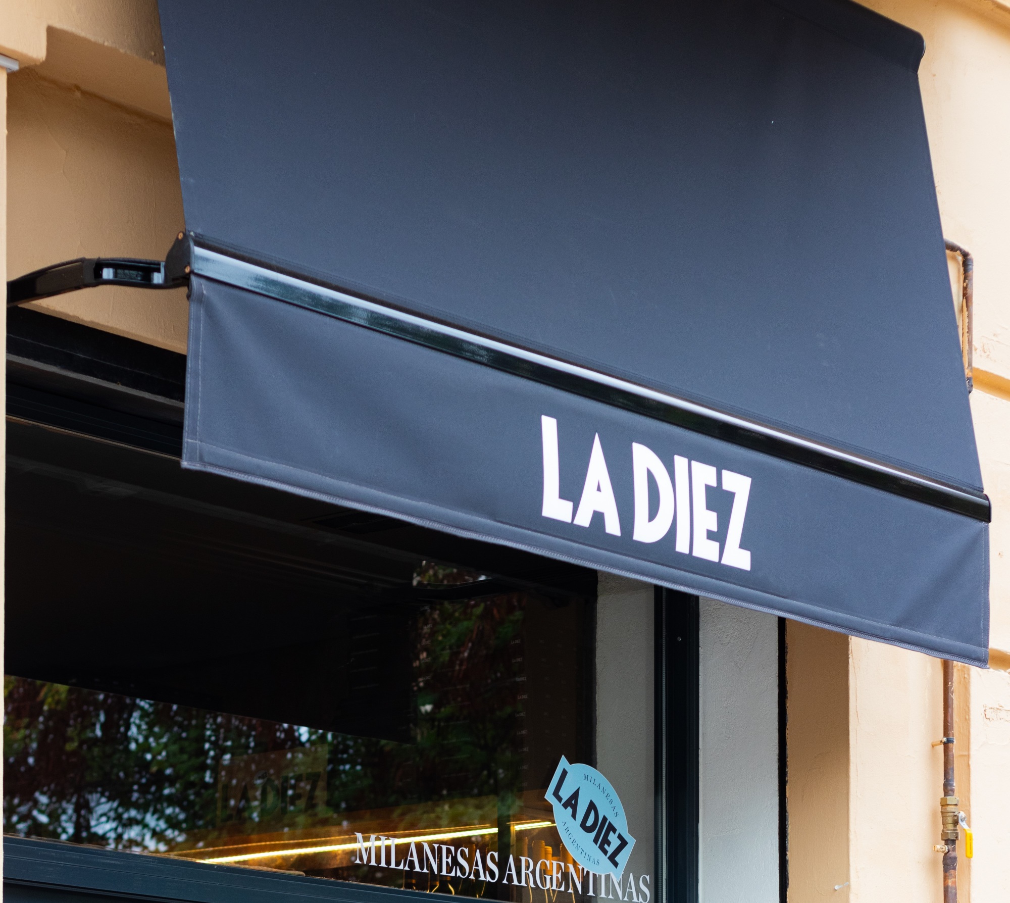 Imagen de la fachada del restaurante argentino La Diez