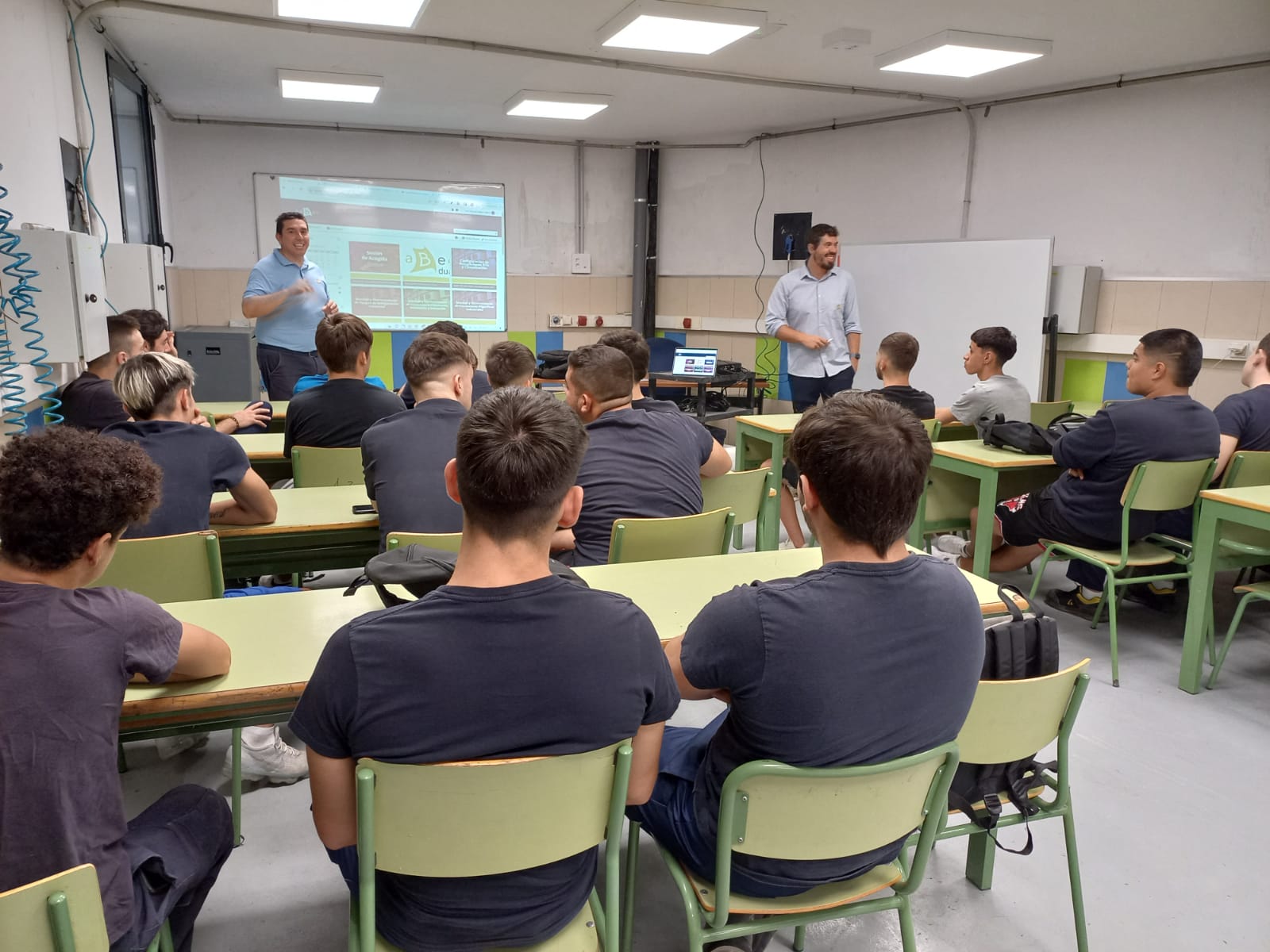 Joves de formació profesional en l'aula