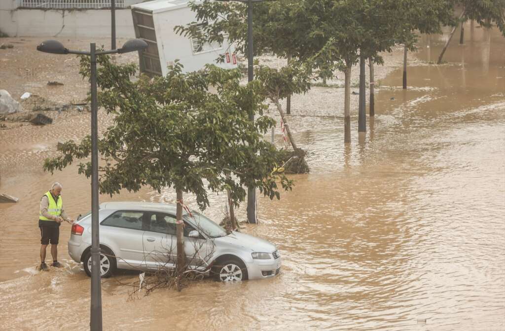 Un hombre junto a su coche destrozado tras el paso de la DANA por el barrio de La Torre de Valencia. Foto: Rober Solsona / Europa Press