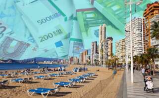 La playa de Benidorm con dinero de fondo.