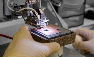 Un profesional trabajando en semiconductores