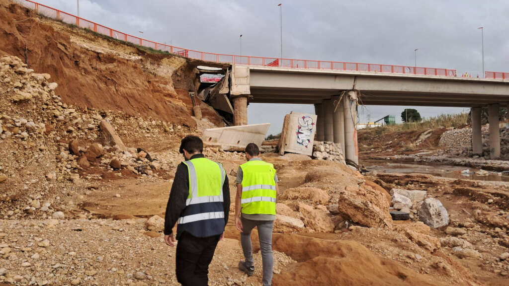 Obras en el visor de la CV-43 tras la destrucción de la DANA
