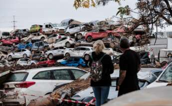 (Foto de ARCHIVO) Coches amontonados en una zona afectada por la DANA, a 16 de noviembre de 2024, en Sedaví, Valencia, Comunidad Valenciana (España). Vehículos amontonados. Carlos Luján / Europa Press
