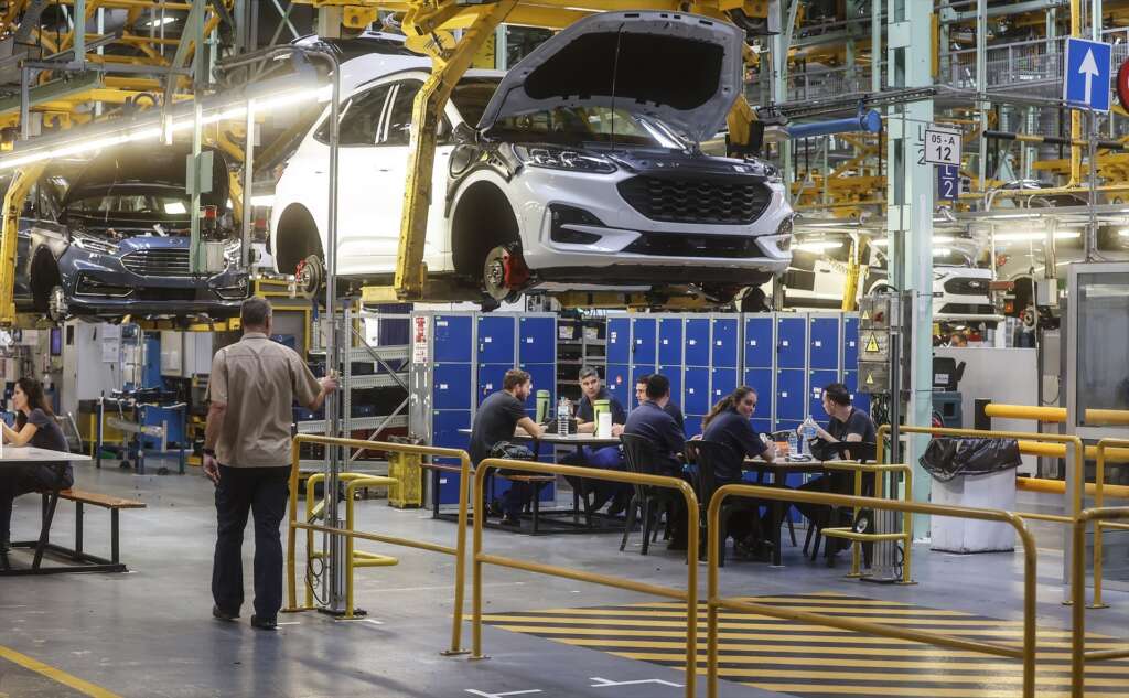 Trabajadores en la fábrica de Ford de Almussafes (Valencia) / ROBER SOLSONA / EUROPA PRESS