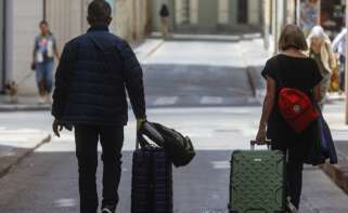 (Foto de ARCHIVO) Varios turistas recorren la ciudad de Valencia. Rober Solsona / Europa Press