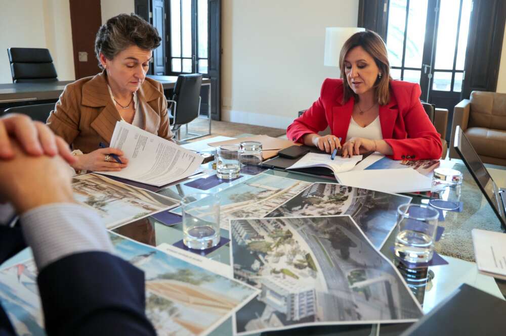 La alcaldesa de Valencia, María José Catalá, y la presidenta de la APV, Mar Chao, en la primera reunión del Organismo Interadministrativo de Cooperación.