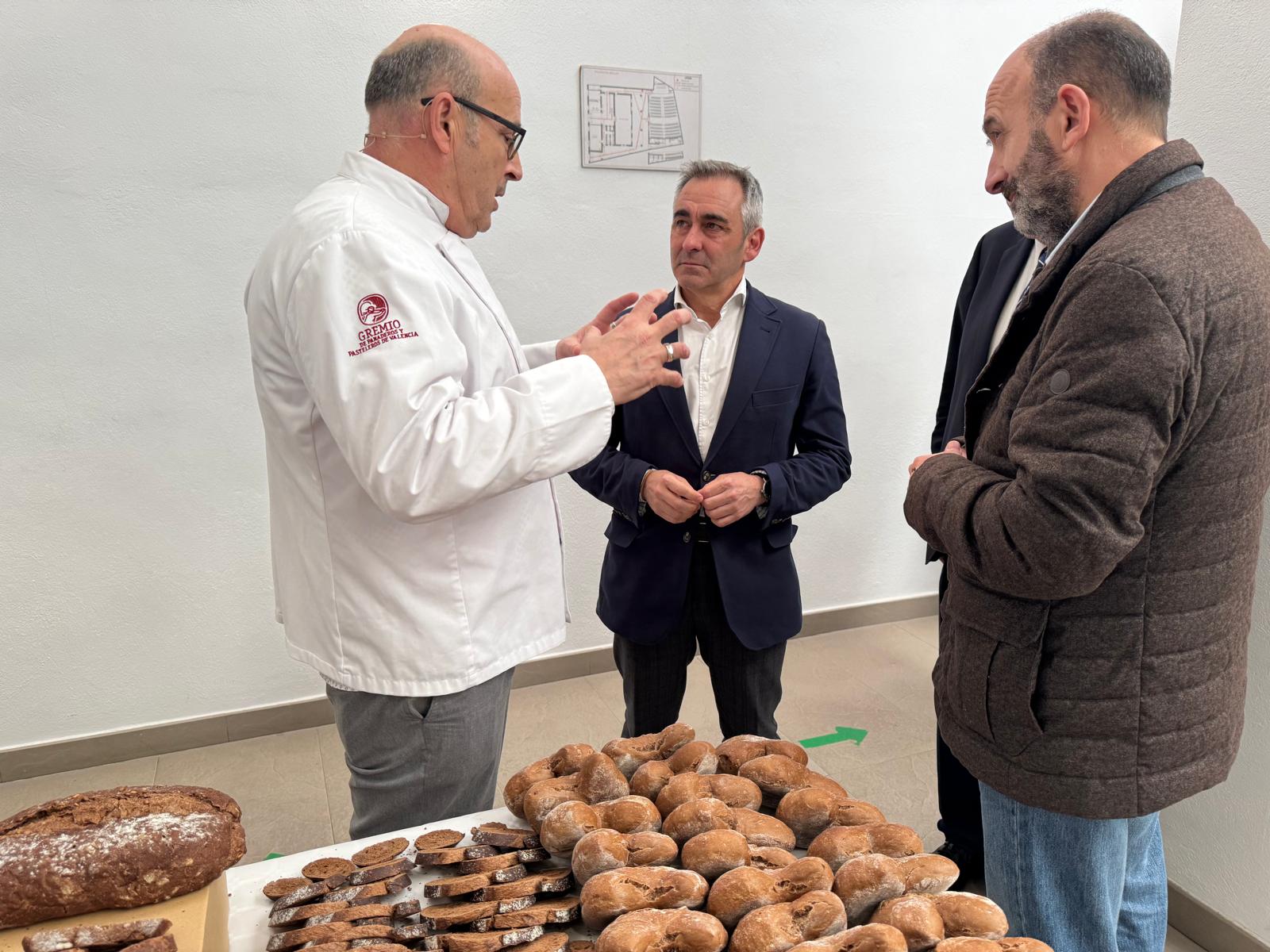 Barrachina en un evento sobre la garrofa