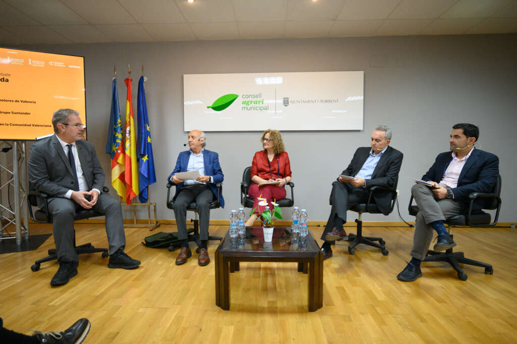 Mesa Vivienda con Antonio Olmedo (asociación de promotores de valencia), Amparo Folgado (alcaldesa de Torrent), José March (Culmia) y Rubén Rojas (Santander)