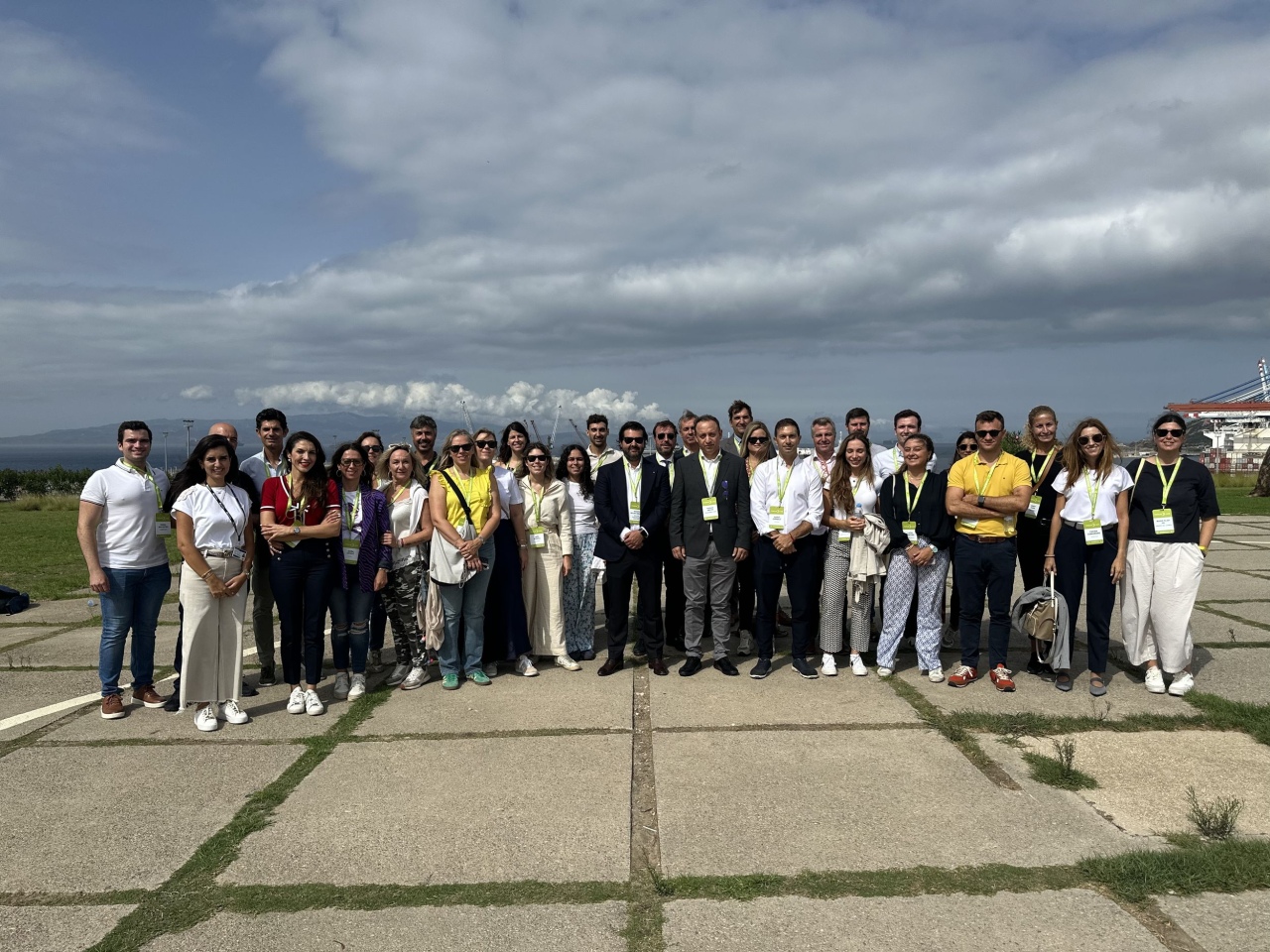 El ex director general de la Autoridad Portuaria de Tánger Med (TMPA), Hassan Abkari, junto a la delegación de Fórum AVE en Tánger Med, Marruecos.