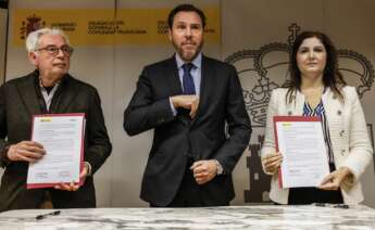 (I-D) El alcalde de Picanya, Josep Almenar, el ministro de Transportes y Movilidad Sostenible, Óscar Puente, y la alcaldesa de Paiporta, Maribel Albalat, durante la firma de convenios para la reconstrucción y reparación de los puentes y pasarelas destruidas por la DANA Rober Solsona / Europa Press