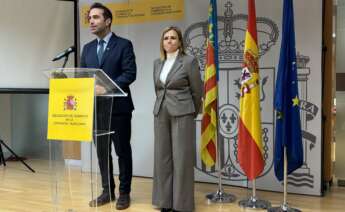 El ministro de Economía, Carlos Cuerpo, junto a la delegada del Gobierno en la Comunidad Valenciana, Pilar Bernabé, en Valencia.