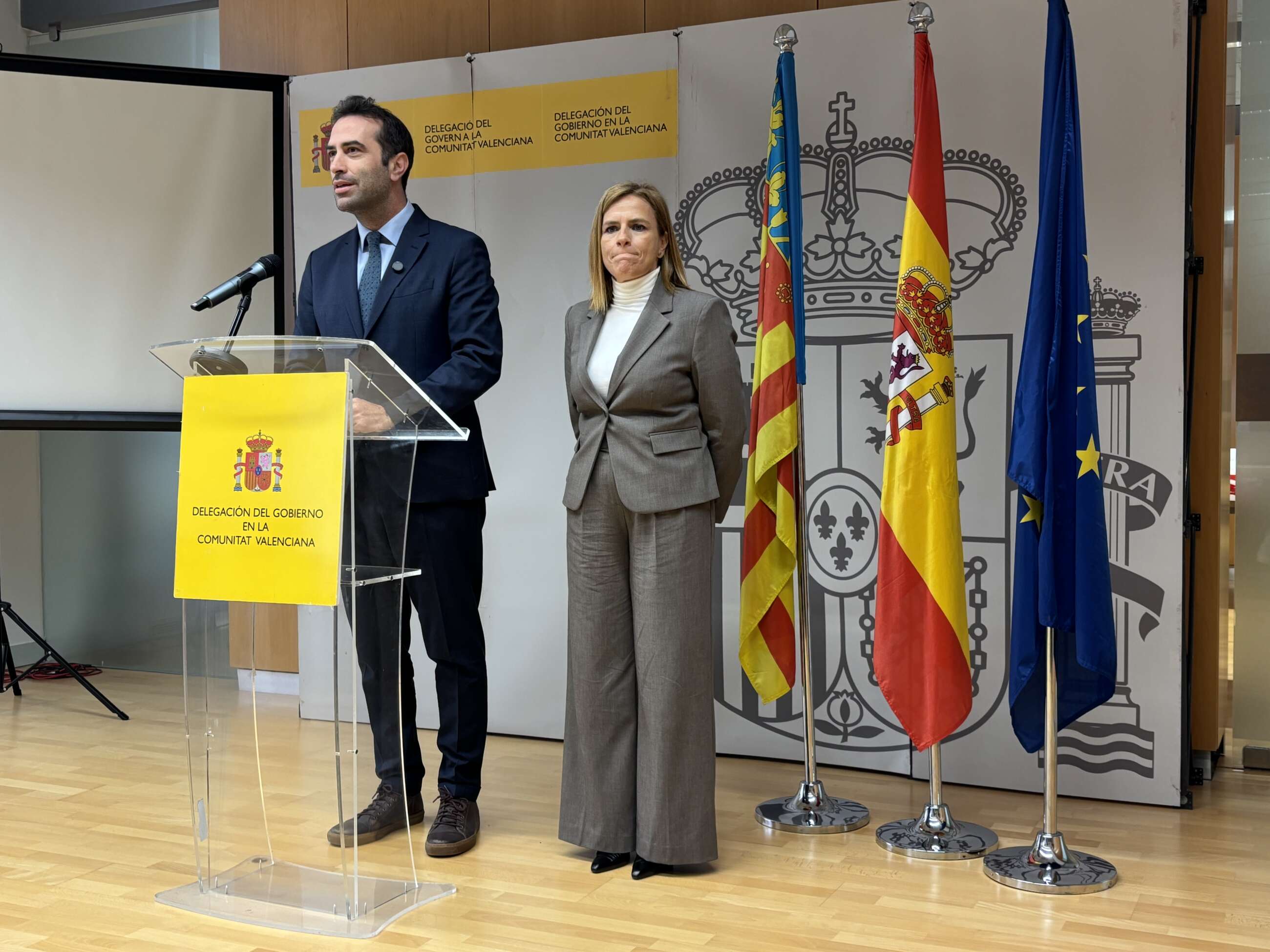 El ministro de Economía, Carlos Cuerpo, junto a la delegada del Gobierno en la Comunidad Valenciana, Pilar Bernabé, en Valencia.