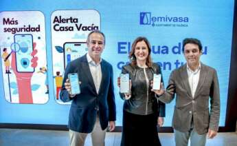 La alcaldesa de Valencia, Maria José Catalá, con la aplicación que avisa sobre la okupación en Valencia