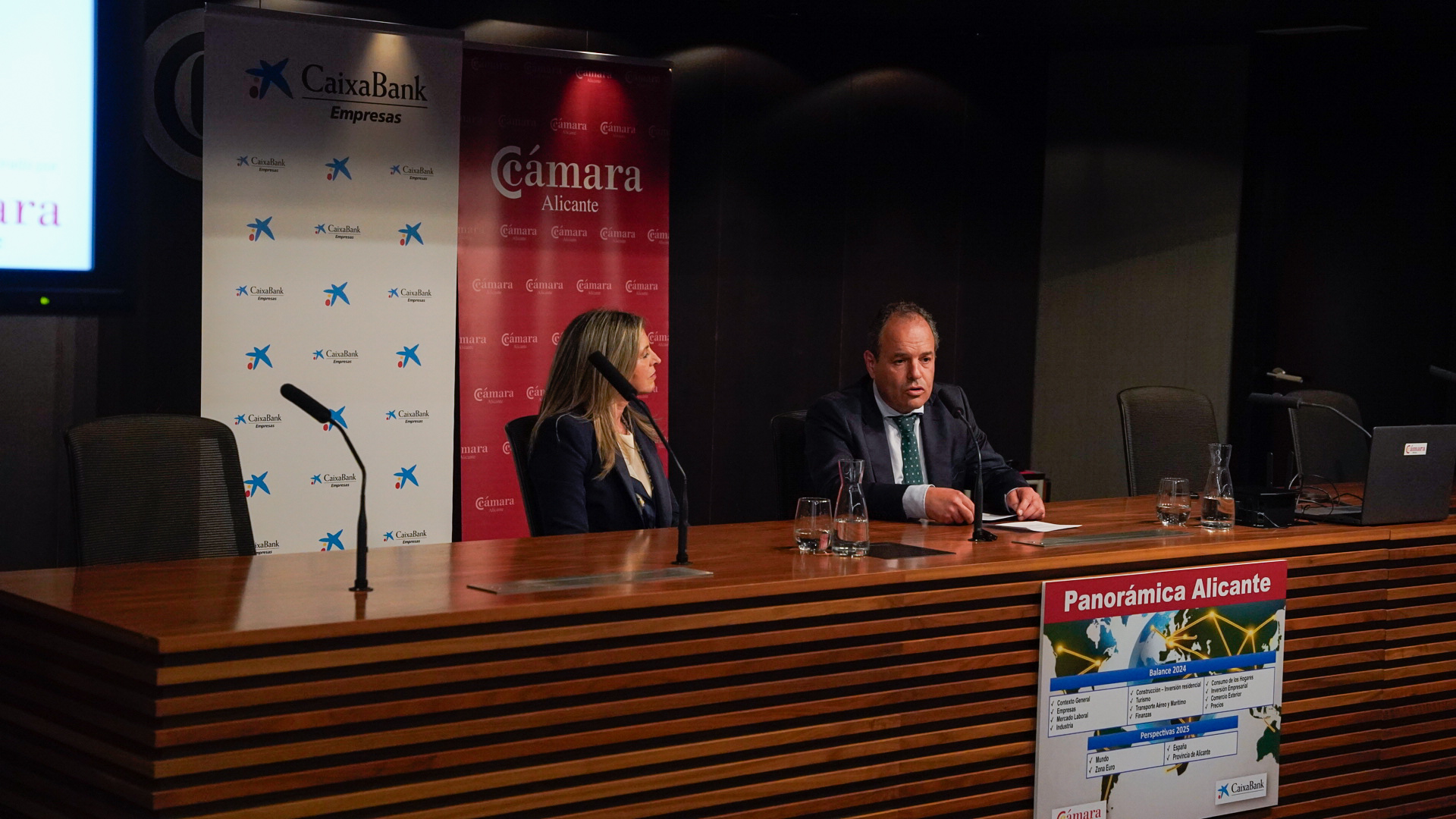 Carlos Baño, presidente de Cámara de Comercio de Alicante, y Olga Ruiz, directora territorial de Caixabank