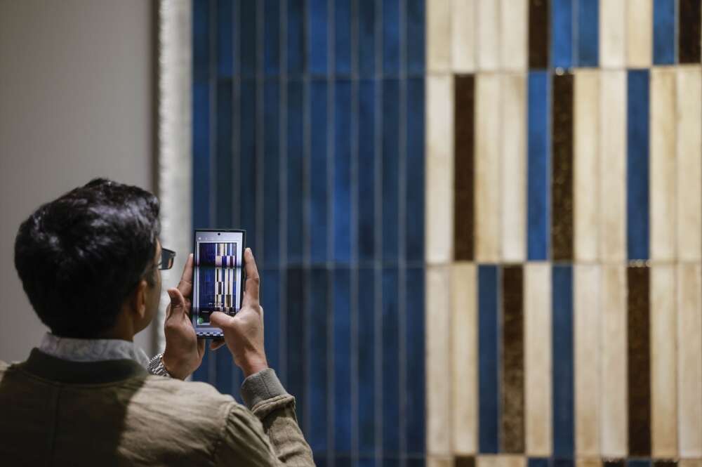 Personas visitan stands en el certamen internacional de la cerámica, equipamiento para baño y piedra natural, Cevisama (Foto de archivo). Rober Solsona / Europa Press