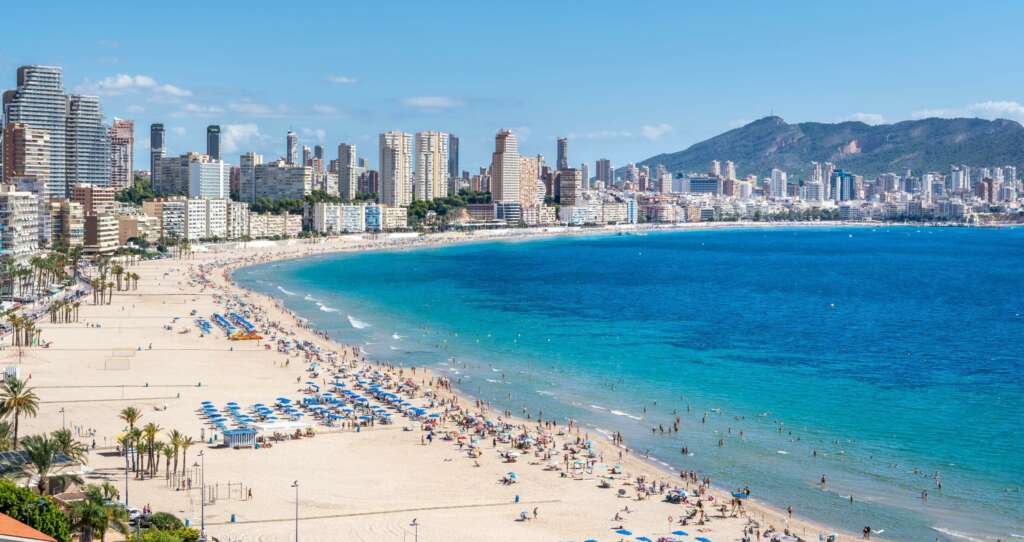 Playa de Poniente de Benidorm. Turismo. Turistas. Destino turístico.