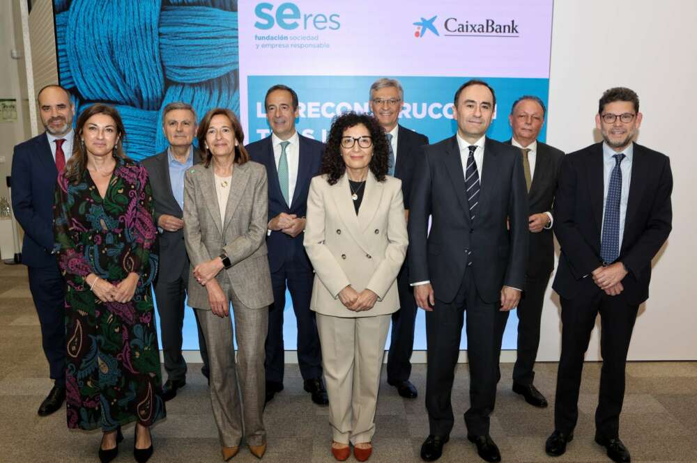 La directora general de Fundación SERES, Ana Sainz; el consejero delegado de CaixaBank, Gonzalo Gortázar; la presidenta de Cruz Roja Española, María del Mar Pageo; y el presidente de Fundación SERES, Fernando Ruiz.