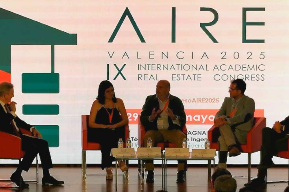 Alicia Mancheño, la delegada territorial en la Comunidad Valenciana del Grupo LOBE; Vicente Llácer, CEO del Grupo Ática; Pablo Andreu, director territorial de Levante de Metrovacesa y Rubén Rojas, director territorial de Levante de LandCo