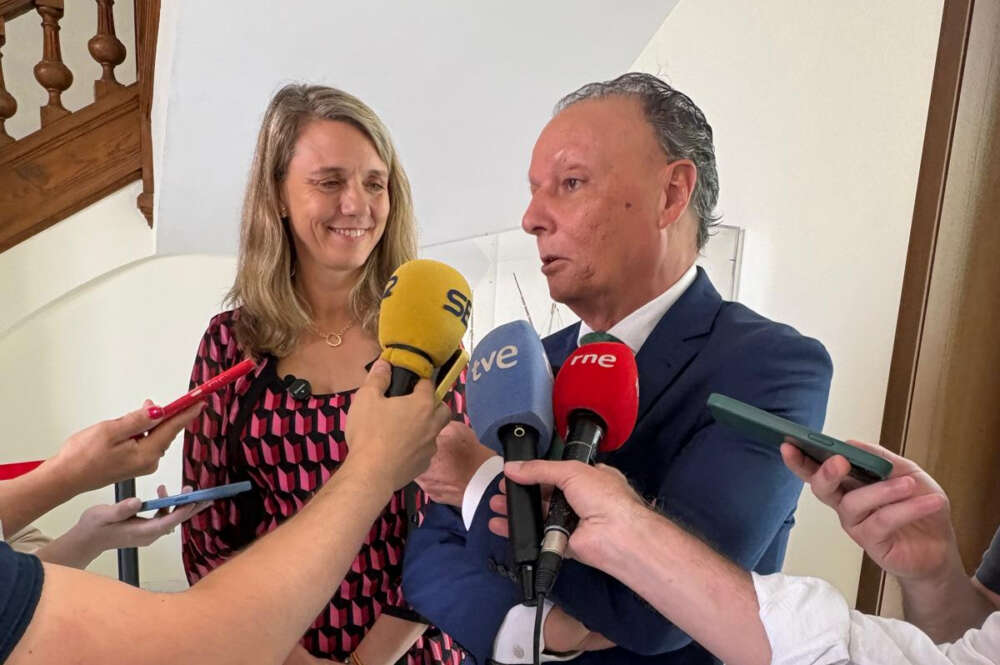 Salvador Navarro (CEV) y Ángela de Miguel (Cepyme) atienden a los medios de comunicación en Valencia.