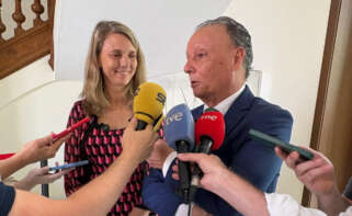 Salvador Navarro (CEV) y Ángela de Miguel (Cepyme) atienden a los medios de comunicación en Valencia.