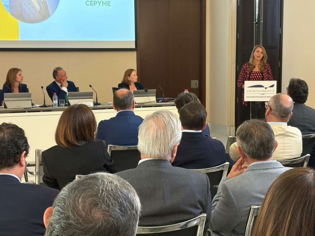 Ángela de Miguel (Cepyme) interviene en un acto organizado por la CEV en Valencia.