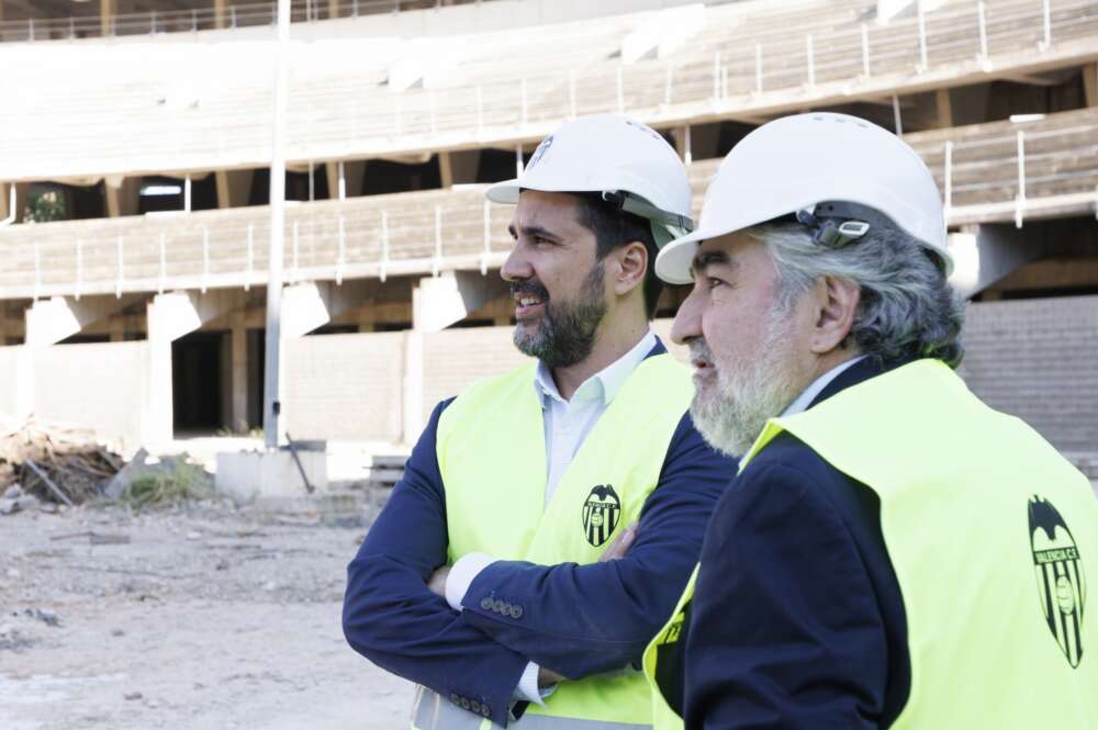 El presidente del CSD, José Manuel Rodríguez Uribes, y el director general del Valencia CF, Javier Solís, visitan las obras del nuevo Mestalla.