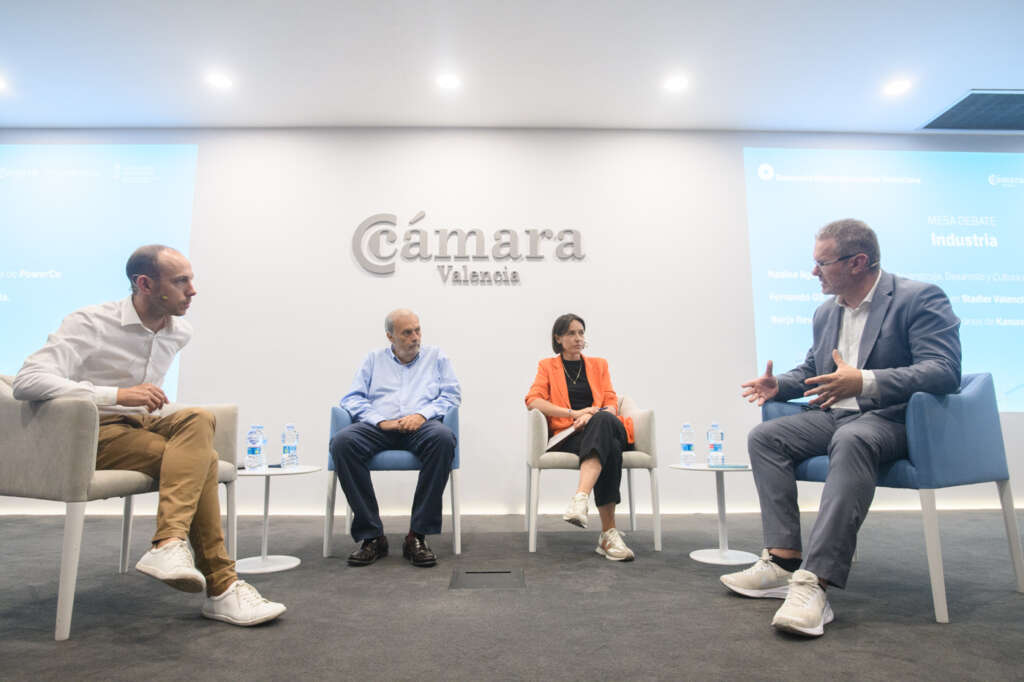 Mesa de industria con Kamax, Stadler y PowerCo