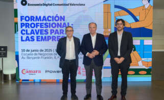 José Antonio Rovira, conseller de Educación de la Generalitat Valenciana; José Vicente Morata, presidente de las Cámaras de Comercio de la Comunitat Valenciana y de Cámara Valencia, y Bernat García, director de Economía Digital, en la jornada 'Formación profesional: claves para las empresas'. (Foto: Kike Taberner)
