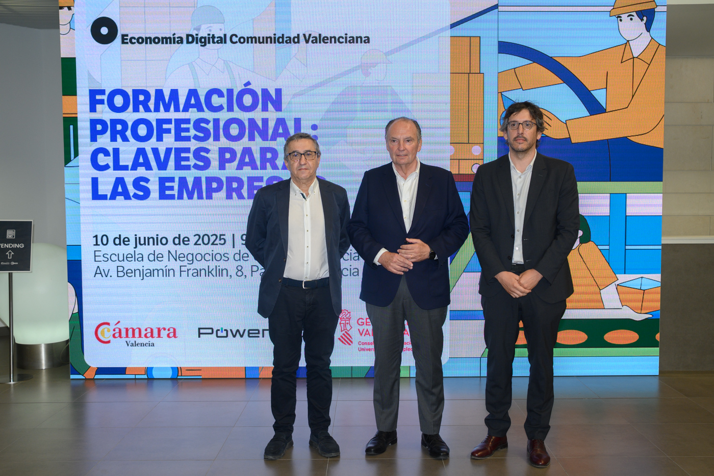José Antonio Rovira, conseller de Educación de la Generalitat Valenciana; José Vicente Morata, presidente de las Cámaras de Comercio de la Comunitat Valenciana y de Cámara Valencia, y Bernat García, director de Economía Digital, en la jornada 'Formación profesional: claves para las empresas'. (Foto: Kike Taberner)