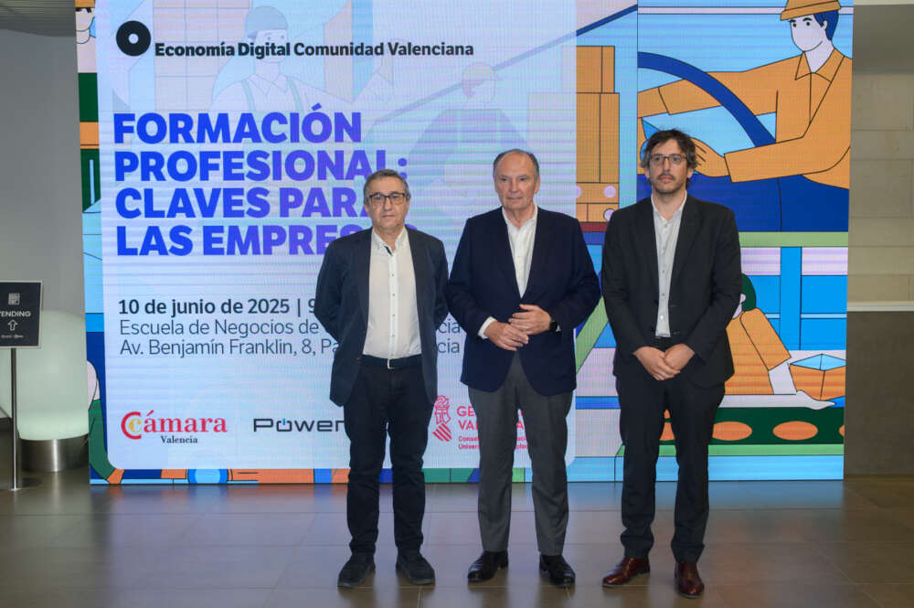 De izquierda a derecha: José Antonio Rovira, conseller de Educación de la Generalitat Valenciana; José Vicente Morata, presidente de las Cámaras de Comercio de la Comunitat Valenciana y de Cámara Valencia, y Bernat García, director de Economía Digital, en la jornada 'Formación profesional: claves para las empresas'. (Foto: Kike Taberner)