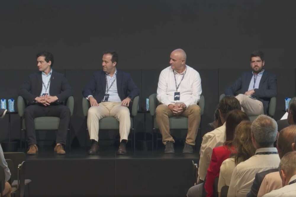 Mesa redonda moderada por Pedro Fresco, de Avaesen, y con la intervención de Rafael Mallo, Gestión de la Energía en Iberdrola; Guillermo Roth, subdirector de Statkraft España; Pablo de la Cuadra, CPO de Turbo Energy; Nuria Ester Fernández, Head of Energy Management de Prosolia, y Christian Soler, Applications & Product Director de Power Electronics.