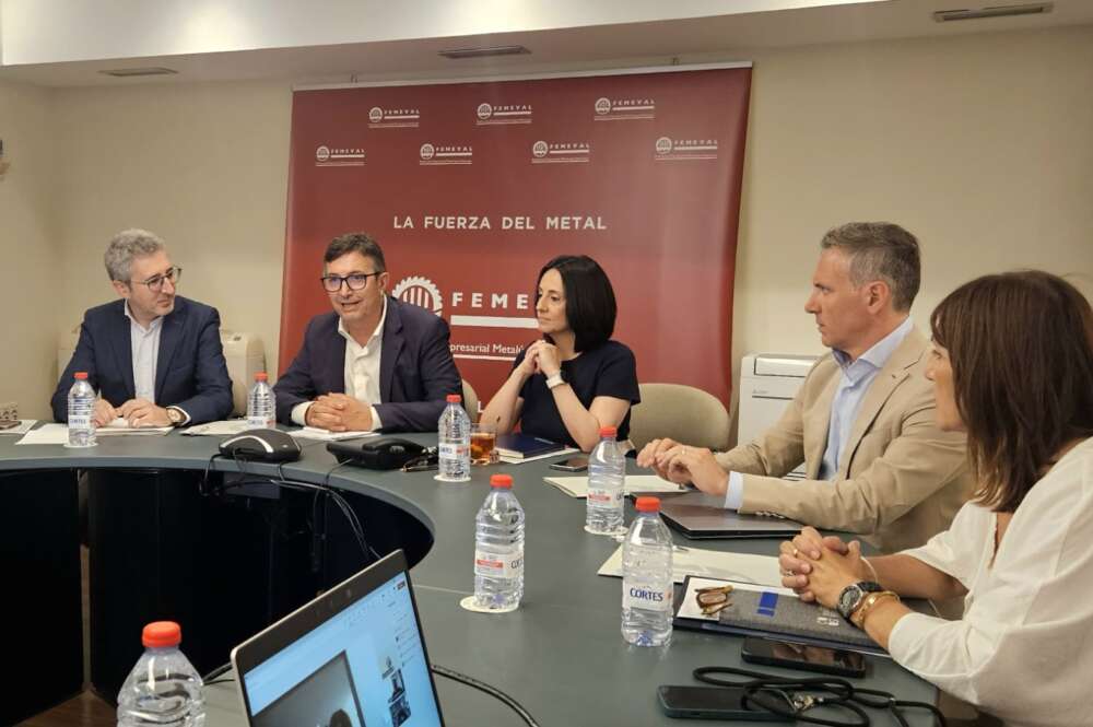 La secretaria de Estado de Industria, Rebeca Torró, el secretario de Estado de Política Territorial, Arcadi España, y los presidentes de FEMEVAL, Vicente Lafuente, y de ASCENCOVAL, Emilio Carbonell, y el director general de la Federación Española de Ascensores (FEEDA), José Carlos Frechilla, tratan la recuperación de los ascensores dañados por la DANA.