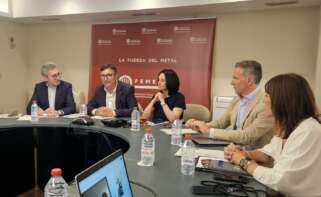 La secretaria de Estado de Industria, Rebeca Torró, el secretario de Estado de Política Territorial, Arcadi España, y los presidentes de FEMEVAL, Vicente Lafuente, y de ASCENCOVAL, Emilio Carbonell, y el director general de la Federación Española de Ascensores (FEEDA), José Carlos Frechilla, tratan la recuperación de los ascensores dañados por la DANA.