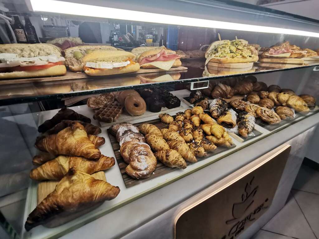 El punto de venta situado en la calle Poeta Quintana de Valencia está emplazado al lado de El Corte Inglés de Pintor Sorolla y a unos pasos del metro Colón. Foto: Coffee Corner.