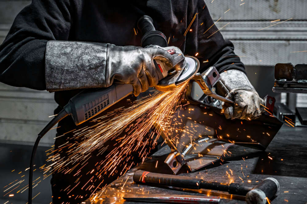 Un trabajador del sector del metal. Foto: Freepik.