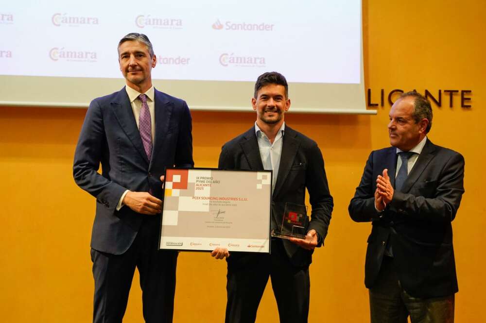 El presidente de Cámara Alicante y el director comercial de Empresas del Banco Santander entregando el Premio Pyme del Año Alicante 2025 al CEO y fundador de PCEX Automotive