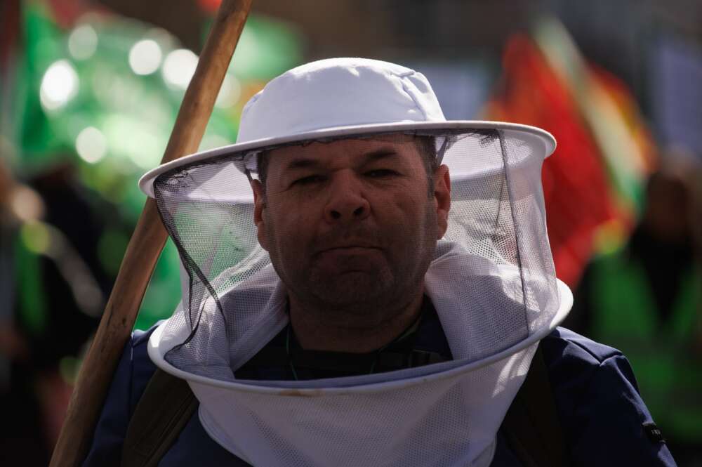 (Foto de ARCHIVO) Un apicultor durante una manifestación de agricultores hacia la Oficina de la Comisión Europea en Madrid Alejandro Martínez Vélez / Europa Press