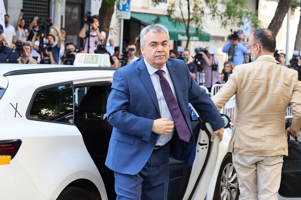 (Foto de ARCHIVO) El exsecretario de Organización del PSOE Santos Cerdán a su llegada a declarar en el Tribunal Supremo por el 'caso Koldo', a 30 de junio de 2025, en Madrid (España). Jesús Hellín / Europa Press