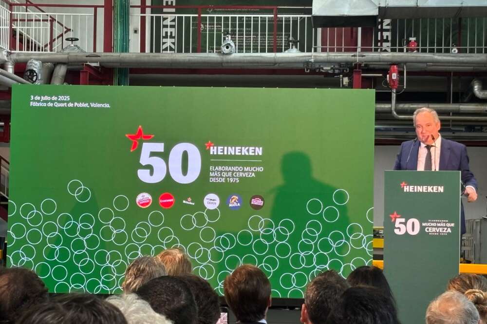 El ministro de Industria, Jordi Hereu, en la fábrica de Heineken en Quart de Poblet.
